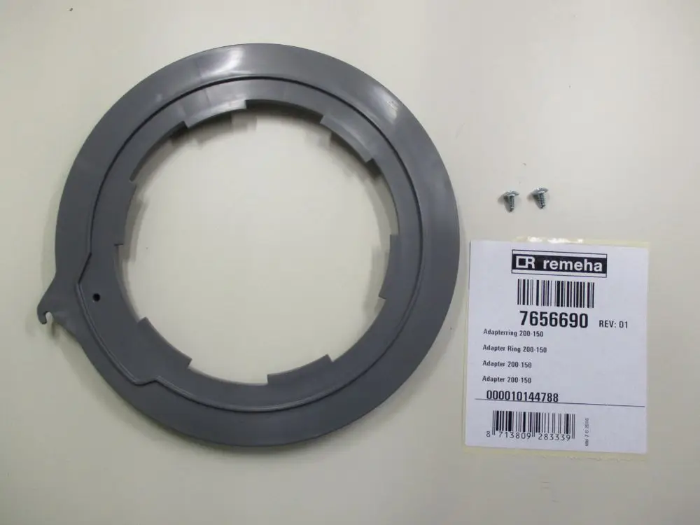 Hellgrauer Adapterring von Remeha, mit zwei Schrauben, auf einem weißen Untergrund abgebildet. Der Ring weist eine wellenförmige Kante und eine glatte Innenseite auf.